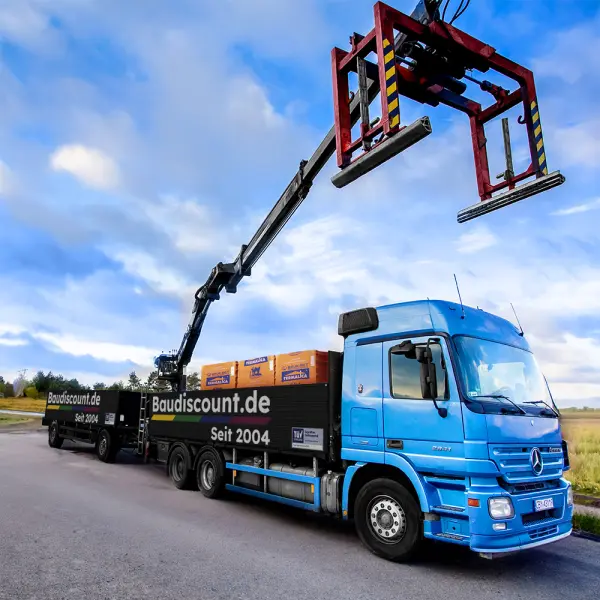 LKW-Lieferung mit Entladekran für sichere Entladung an schwer zugänglichen Orten